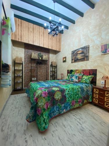 1 dormitorio con 1 cama grande y pared de ladrillo en Tu rincón sevillano, en Sevilla