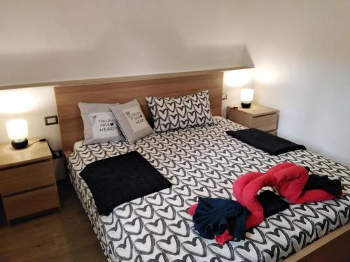 sypialnia z dużym łóżkiem z czarno-białą pościelą w obiekcie La Casetta di Sofia 2 w mieście Moneglia
