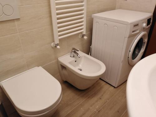 Łazienka z białą toaletą i umywalką w obiekcie La Casetta di Sofia 2 w mieście Moneglia