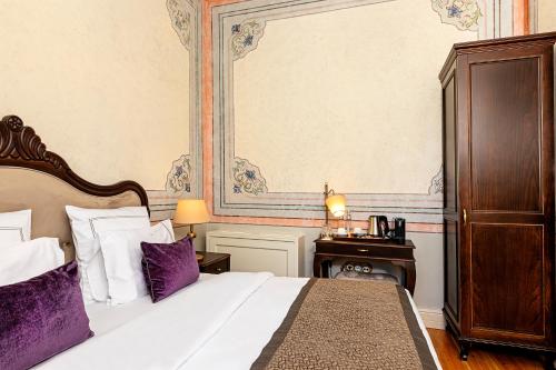 Postel nebo postele na pokoji v ubytování Meroddi Barnathan Hotel