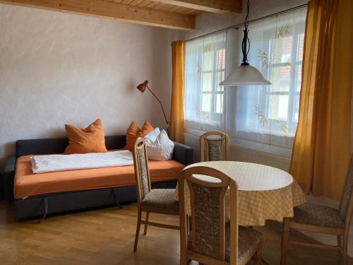 um quarto com uma cama e uma mesa com cadeiras em Ferienwohnung am Hohennauener See em Wassersuppe