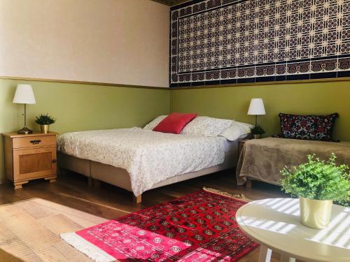 um quarto com uma cama e uma mesa e uma mesa sidx sidx sidx em Apartmánový dom Andalusia em Veľký Meder