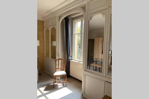 a room with a chair and a window at Le Clos de l'Eglise - Blanche in Giverny