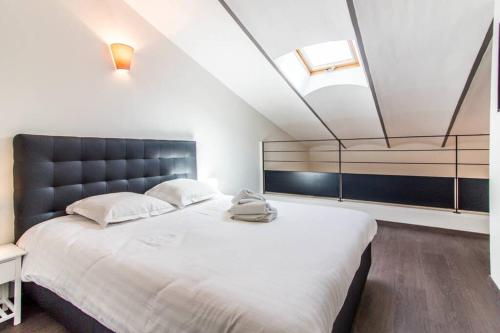 - une chambre avec un grand lit et un balcon dans l'établissement APPARTEMENT HAUSSMANNIEN TYPE LOFT, CLIMATISE - VIEUX-PORT-LE PANIER,, à Marseille