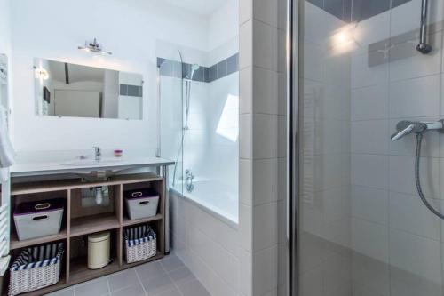 um banheiro com chuveiro e pia em APPARTEMENT HAUSSMANNIEN TYPE LOFT, CLIMATISE - VIEUX-PORT-LE PANIER, em Marselha