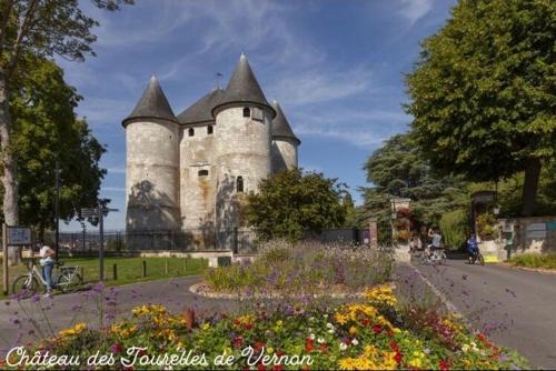 a castle with a bunch of flowers in front of it at Appartement charmant à Vernon tout près de Giverny in Vernon