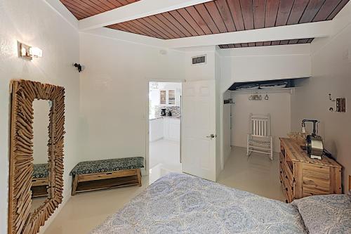 a bedroom with a bed and a wooden ceiling at Summerland Canal in Summerland Key
