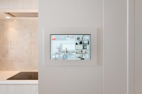TV a/nebo společenská místnost v ubytování Een designappartement met zijdelings zicht op zee