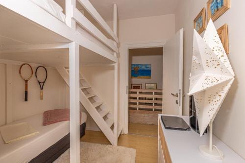 Ein Etagenbett oder Etagenbetten in einem Zimmer der Unterkunft Villa Mali Jardin
