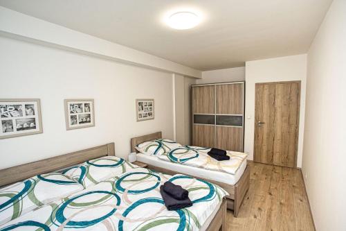 Postel nebo postele na pokoji v ubytování Blue apartment Klínovec