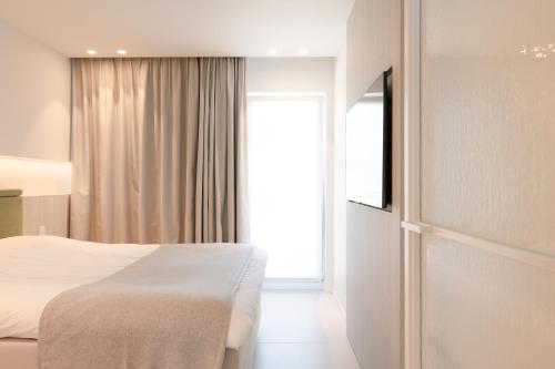 Postel nebo postele na pokoji v ubytování Een designappartement met zijdelings zicht op zee