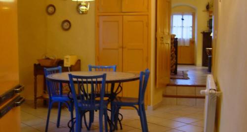 une salle à manger avec une table et des chaises bleues dans l'établissement Les volets bleus, à Gresse-en-Vercors