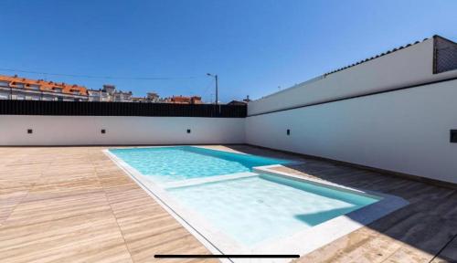 una piscina en la azotea de un edificio en CANELAS SUITES PREMIUM NUEVOS con PISCINA, AMPLIAS TERRAZAS Y GARAJE en Portonovo