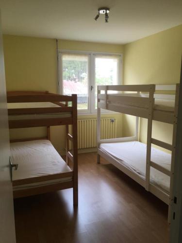 une chambre avec trois lits superposés et une fenêtre dans l'établissement Maison de vacances avec Spa et sauna à Commequiers, 12 à 14 personnes, à Commequiers