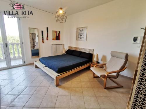 um quarto com uma cama e uma cadeira em Villa Rita - Casa Vista Mare - Vasto Punta Penna em Vasto