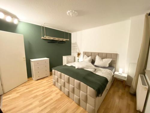 una camera da letto con un letto e una parete verde di Spreewald-Apartment I Netflix I Prime I Parkplatz a Burg