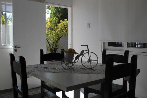 Una bicicleta sentada en una mesa en un comedor en La Quinta Mendoza en Mendoza