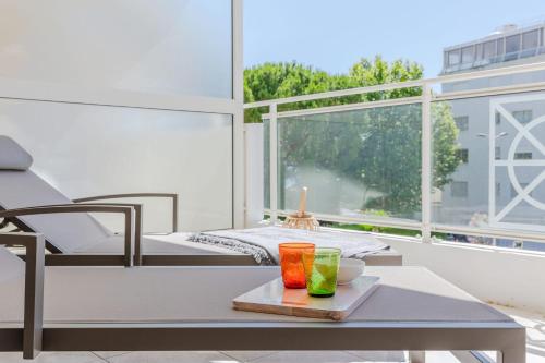 - une table avec deux boissons sur le balcon dans l'établissement 3-Room Apartment in Prestigious Residence, à Cannes