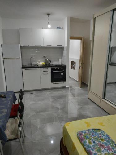 Virtuvė arba virtuvėlė apgyvendinimo įstaigoje Studio apartment DaviD Kohavi Rehovot