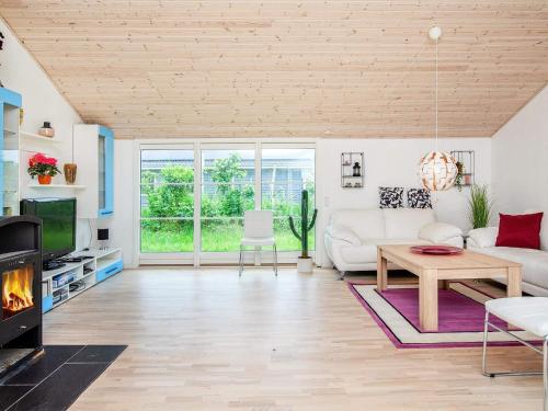 TV a/nebo společenská místnost v ubytování 6 person holiday home in Idestrup-By Traum