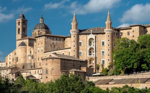 Un gran castillo con dos torres encima. en Luna di Cittá, en Fano