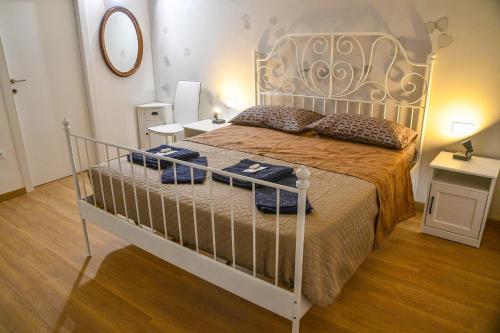 Luna di Cittá في فانو: غرفة نوم بسرير مع اطار سرير معدني
