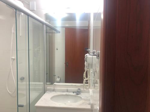 Bilik mandi di Aquarius Flat Aptos e Suítes