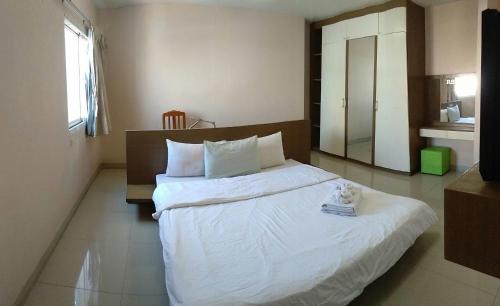 a bedroom with a large white bed with a mirror at ruamsab2 รวมทรัพย์2 in Ban Na Song