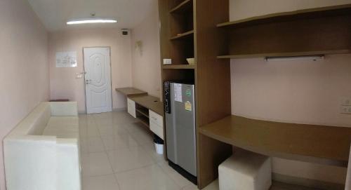 a small room with a kitchen with a refrigerator at ruamsab2 รวมทรัพย์2 in Ban Na Song