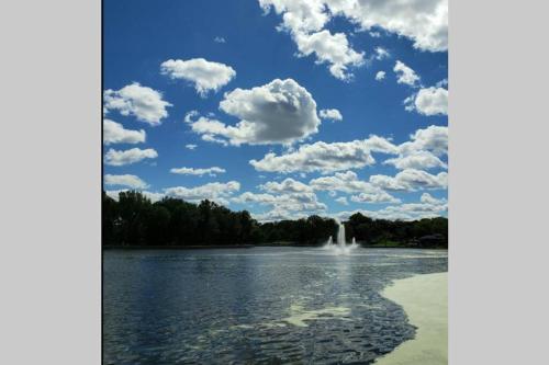 a view of a lake with a fountain at Casa de Paz I - Destination to American Dream Mall, NYC, Washington Heights in North Bergen