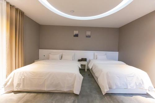 Katil atau katil-katil dalam bilik di KNox Hotel