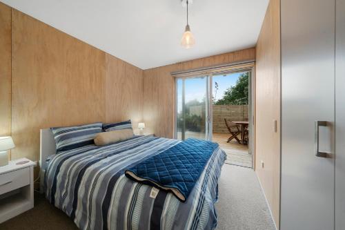מיטה או מיטות בחדר ב-Rippling Waves Lookout - Raumati South Home
