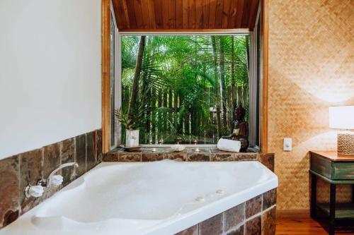 un bagno con ampia vasca e finestra di Getaways at Byfield a Byfield