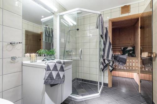 a bathroom with a shower and a sink at Hemsedal-leilighet med 3 soverom, 2 bad og badstue in Hemsedal