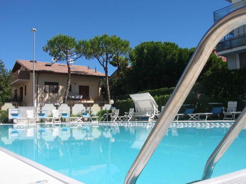Bazén v ubytování Hotel Lanzoni nebo v jeho okolí