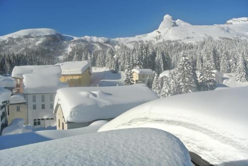 a town covered in snow with mountains in the background at Hotel Bellevue in San Bernardino