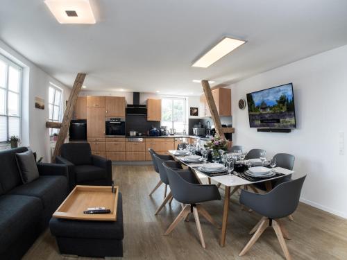 a dining room and living room with a table and chairs at Landhaus Amelinghausen Ferienwohnung in Amelinghausen