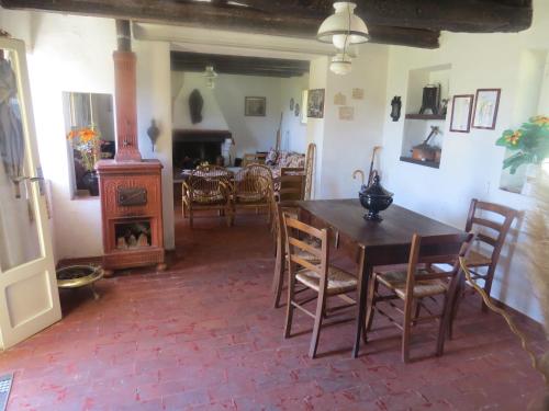 una sala da pranzo con tavolo e stufa a legna di BeBrettino Atipico. Un into the wild tranquillo a Trebbiantico
