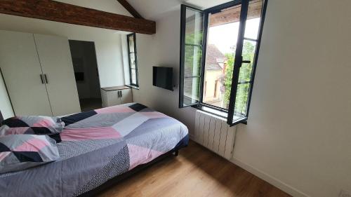 um quarto com uma cama e uma janela aberta em FACTORY em Nogent-sur-Seine