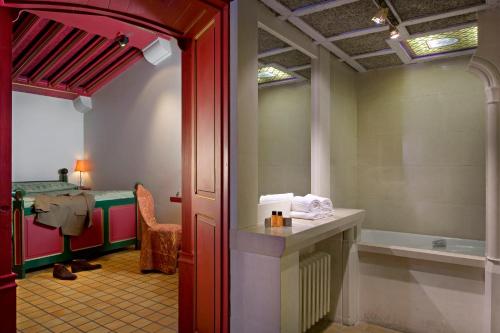 La salle de bains est pourvue d'un lavabo et d'une baignoire. dans l'établissement Relais du Bois Saint Georges - Hôtel de Charme, à Saintes