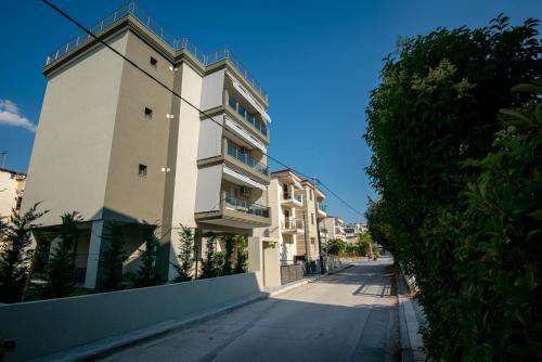 ein hohes Gebäude an der Straßenseite in der Unterkunft OLIVE 201 in Peraia