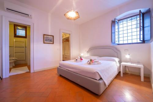 een slaapkamer met een bed met twee poppen erop bij Villa Faccioli Limone With Shared Pool in Colognola ai Colli