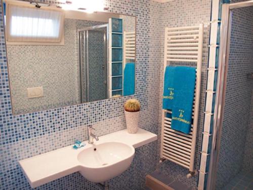 卡瓦利诺Junior Depandance的浴室里有洗手池和镜子