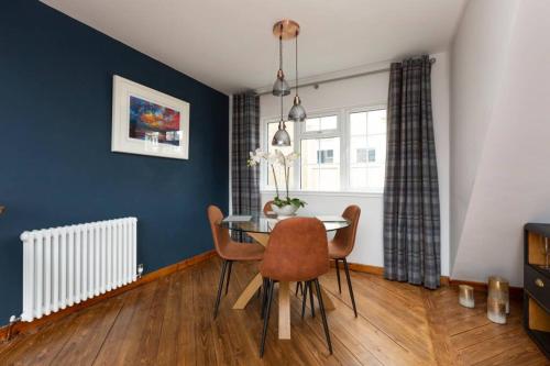 een eetkamer met een tafel en stoelen bij The Edinburgh Rooftop Terrace in Edinburgh