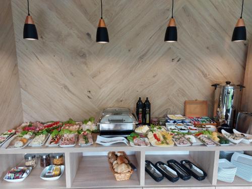 ein Buffet mit vielen verschiedenen Speisen in der Unterkunft Apartamenty Willa Atena in Świnoujście