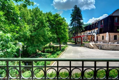 - une vue sur une rue depuis une clôture dans l'établissement Park Hotel Kaylaka, à Pleven