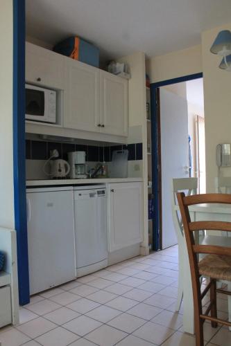 Kuchyň nebo kuchyňský kout v ubytování Studio Cabine Vendée ideal en famille Rés l'orée du Lac
