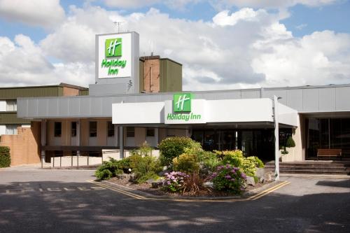 ein Gebäude mit einem Schild darüber in der Unterkunft Holiday Inn Bristol Filton, an IHG Hotel in Bristol