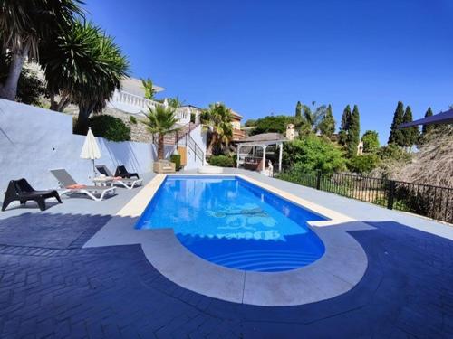 una piscina en un patio con una casa en Duende Marbella, en Marbella