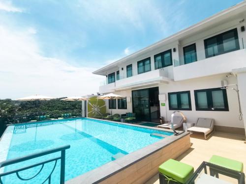 Bazén v ubytování Lime Hotel Boracay nebo v jeho okolí